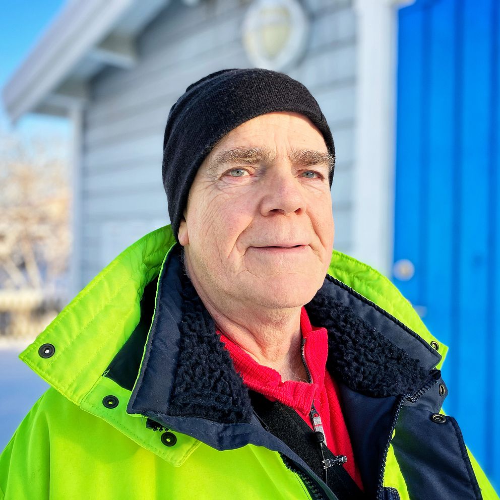 Frode Haus, medlem i Villaägarföreningen, utanför Villaägarföreningens Enhörnas bod.