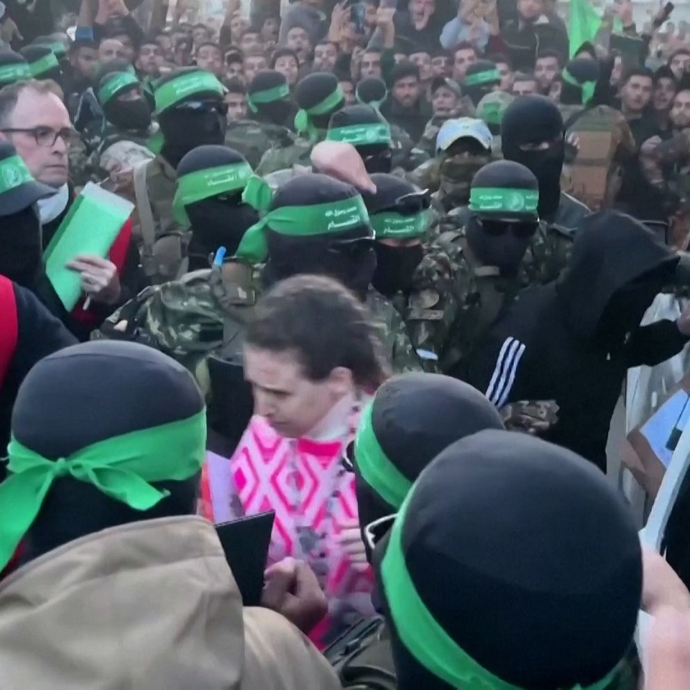En israelisk kvinna släpps fri av Hamas och tas om hand av Röda korset.