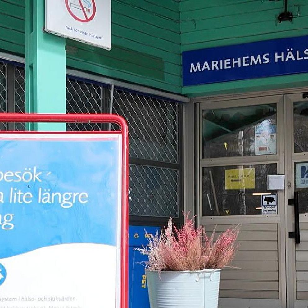 Entrén till Mariefors hälsocentral med informationsskylt utanför dörren.