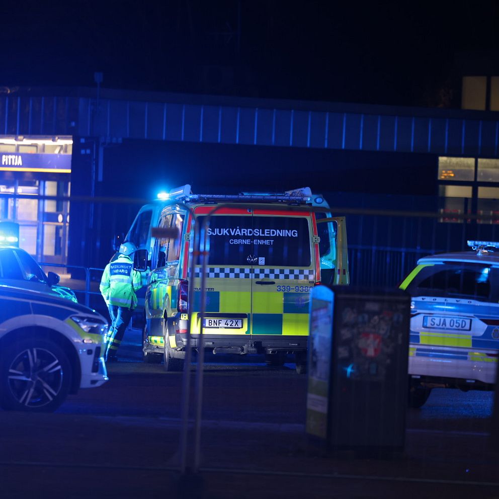 Poliser och ambulanser vid Fittja centrum