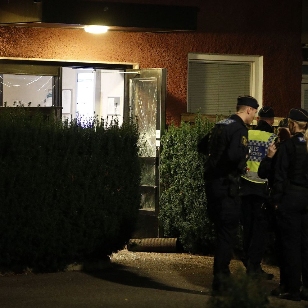 Den skadade dörren efter handgranaten detonerade i Tensta.