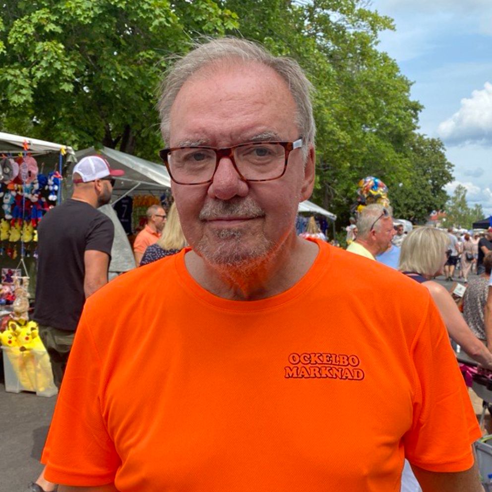 Marknadsgeneral för Ockelbo marknad, Krister Ederth står mitt på en marknadsgata.