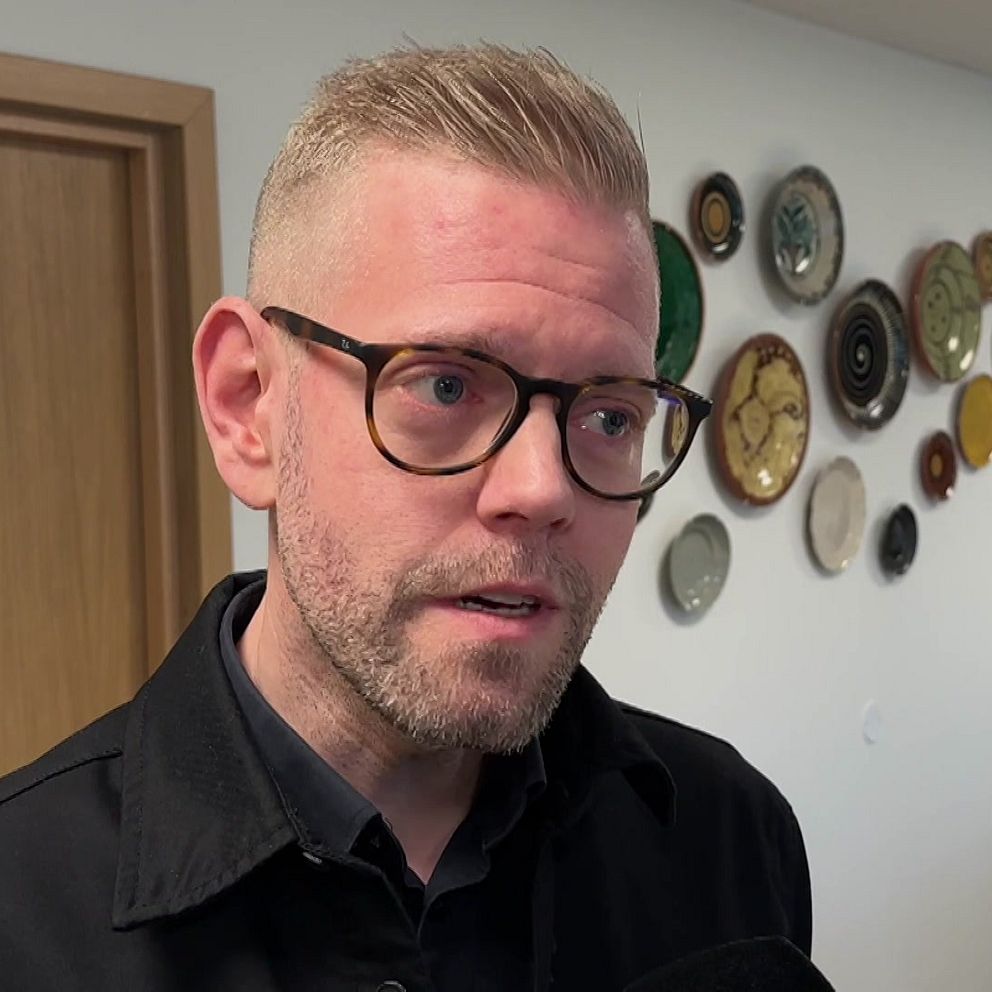 en man i kort blont hår och glasögon – biträdande kommundirektören i Arvika kommenterar läget med det låga barnafödandet