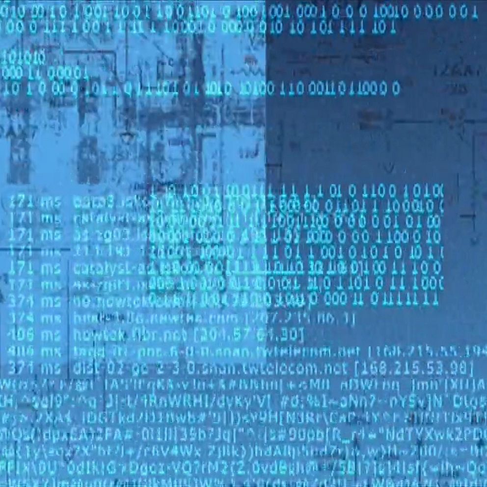 Kod på datorskärm i blå nyans, siffror och text överlappar varandra.