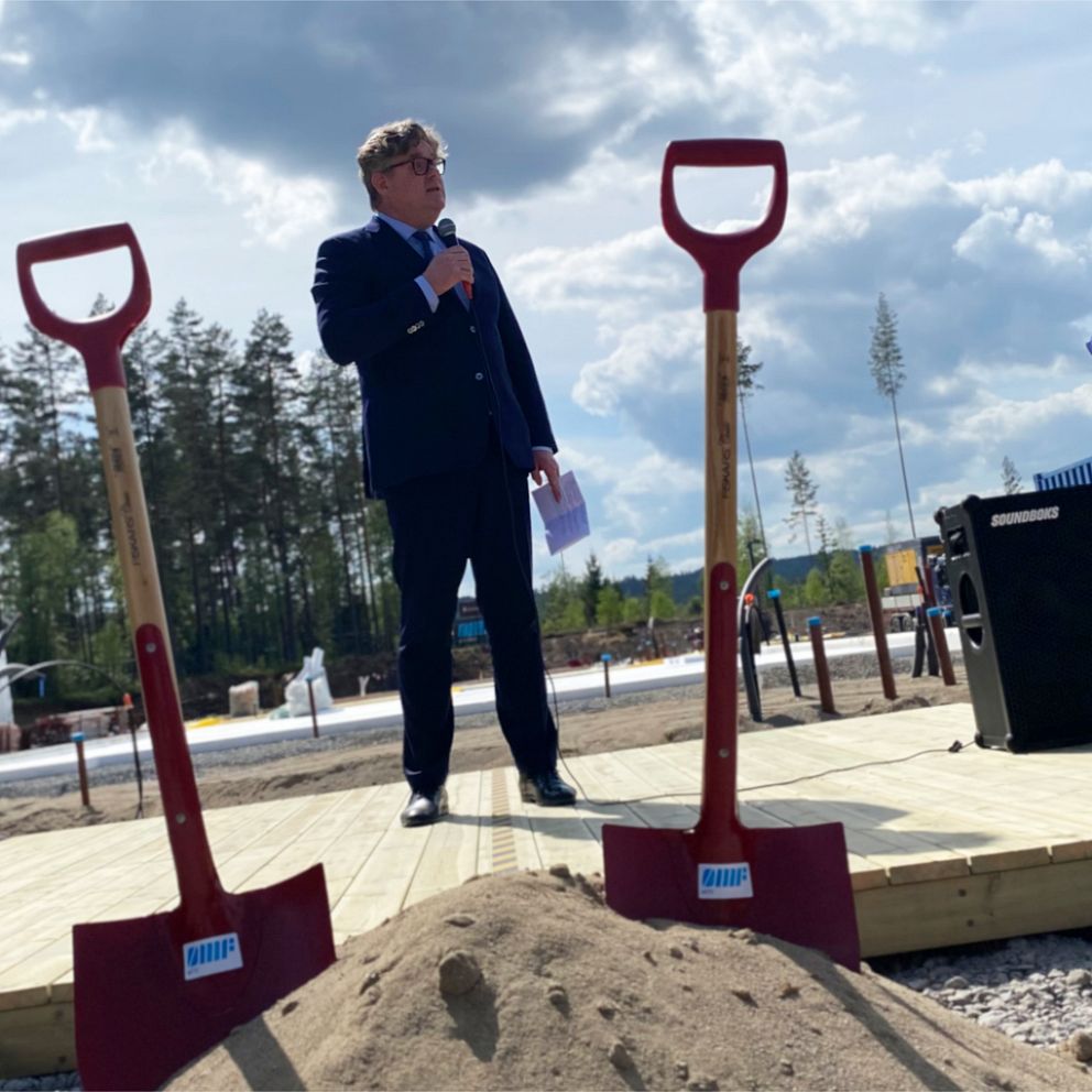 Justitieminister Gunnar Strömmer (M), med en fot i Sverige och en fot i Norge, håller tal vid den nya gränsöverskridande polisstationen.