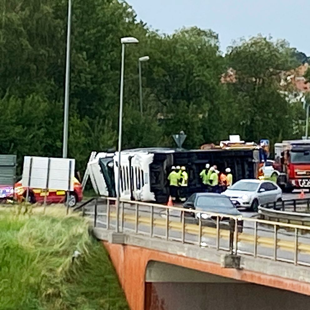 Lastbil har vält i Ekhagsrondellen i Jönköping | SVT Nyheter