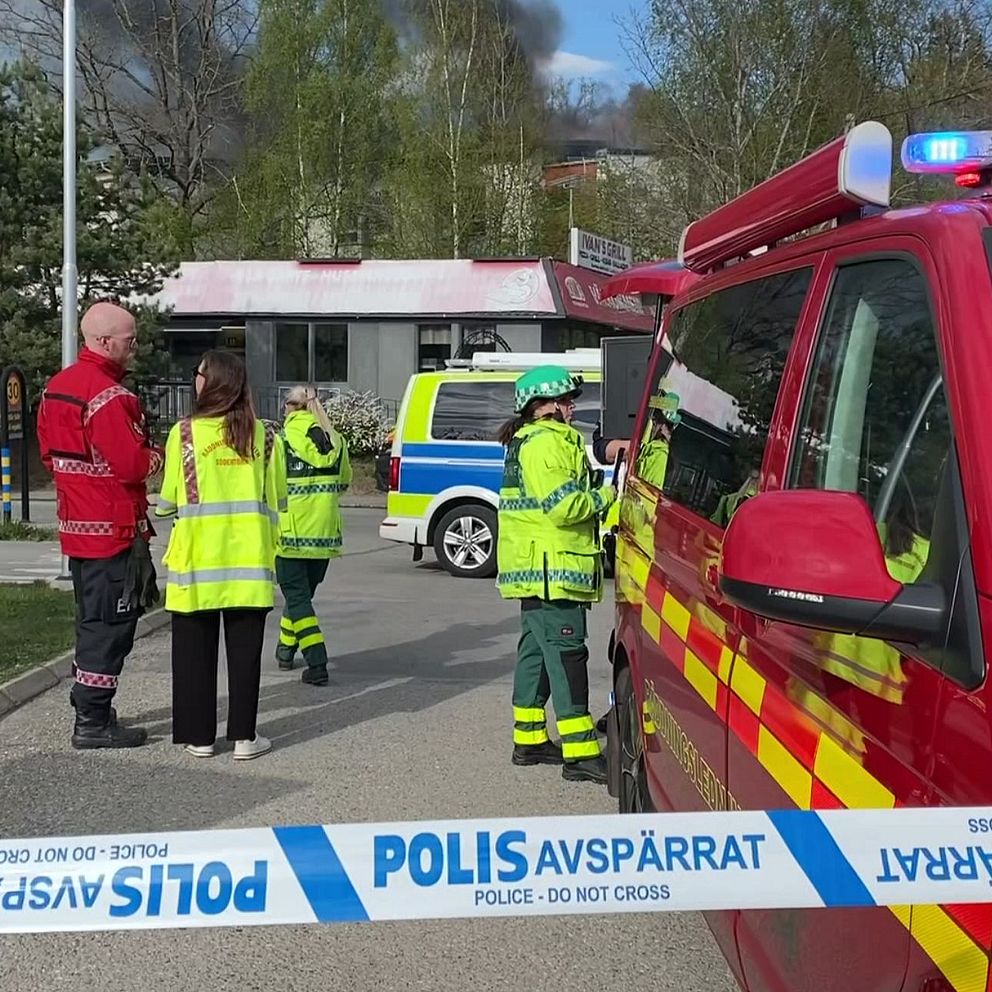 Avspärrningstejp och utryckningsfordon på gatan utanför ett äldreboende i Huddinge.