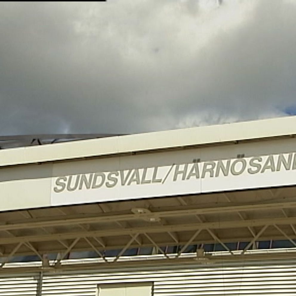 Den gamla skylten på Midlanda flygplats som aviserar att Härnösand är med och betalar.