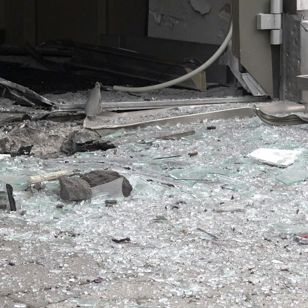 Glassplitter från en explosion vid bostadshus i Falkenberg.