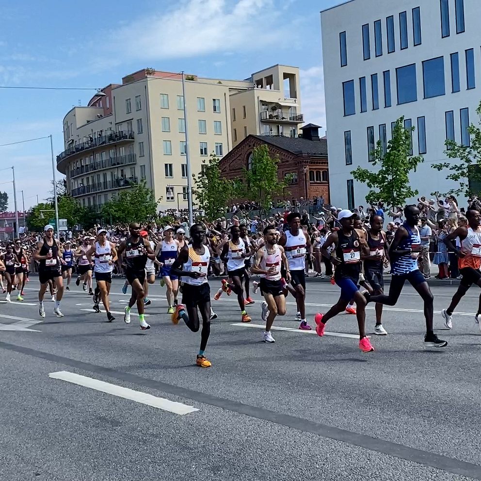 Löpare tar täten i Stockholm maraton.