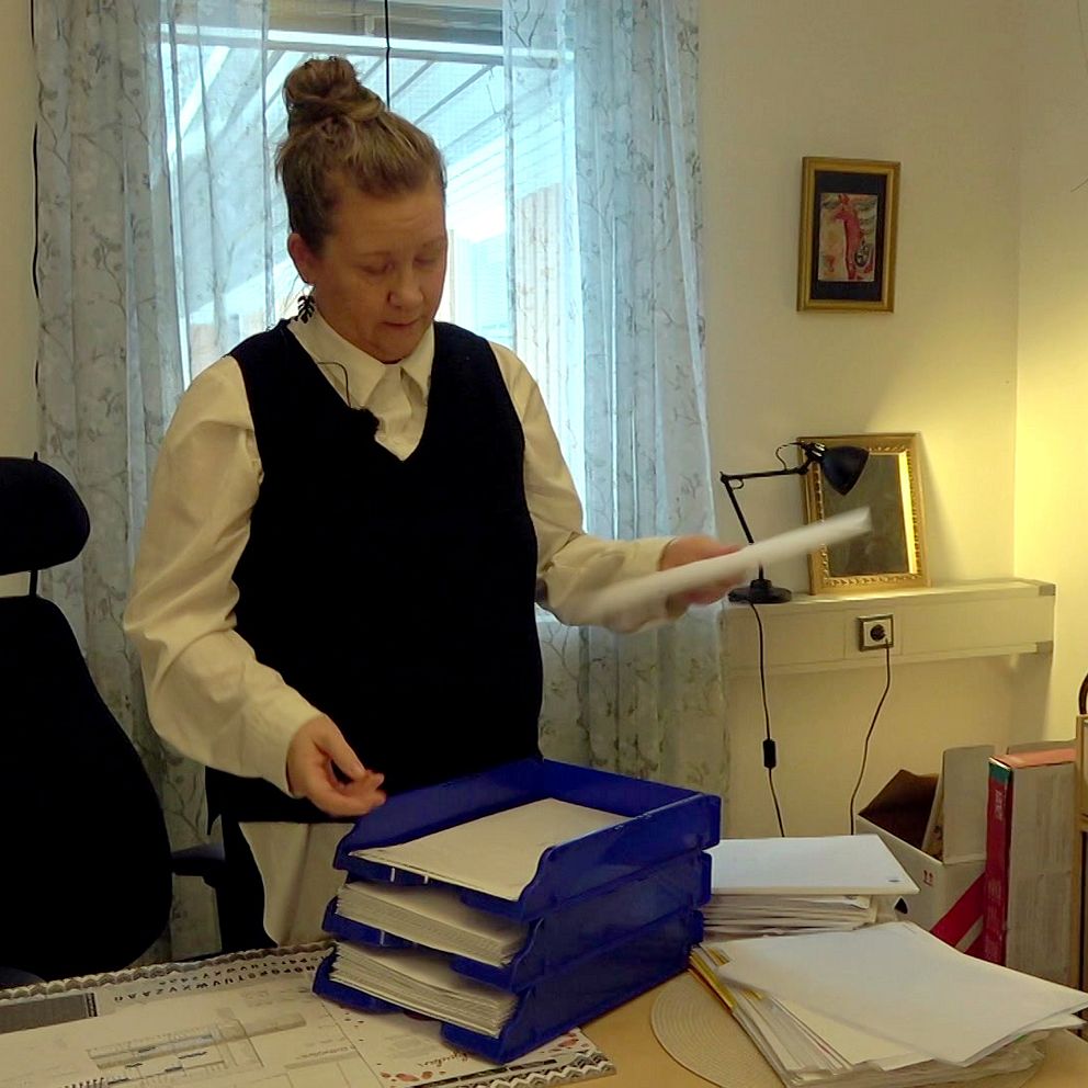 Mari Mattsson, personalplanerare på Bodens kommun, går igenom dokumentation.