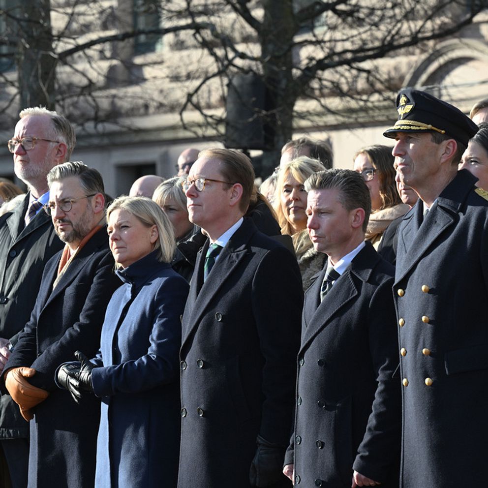 Bild under flaggceremonin, utrikesministern i fokus.