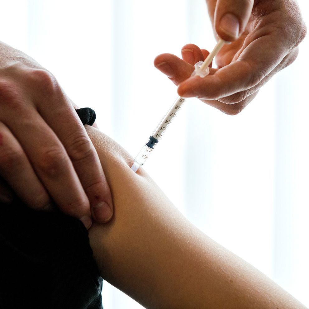 Ett barn får en vaccinspruta i övervarmen.