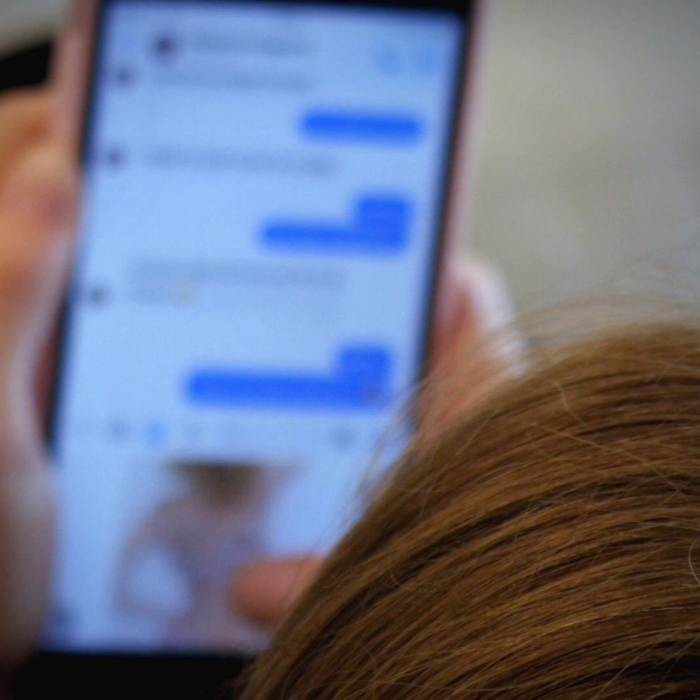 Person skickar meddelanden på en mobiltelefon.