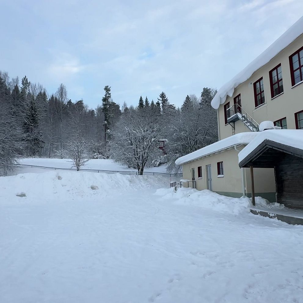 Skolgård vid Arthur Engbergskolan i Hassela täckt av snö en vinterdag.