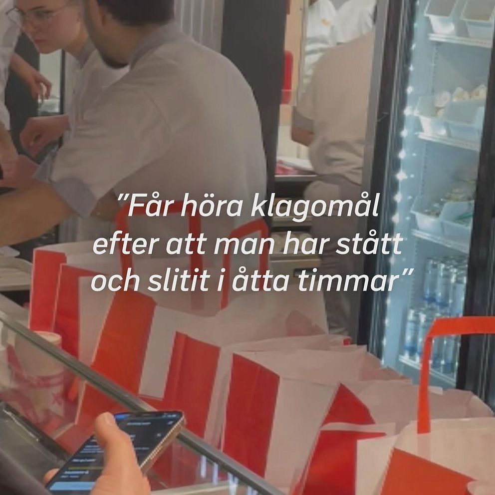 Papperspåsar uppradade vid kassan på en snabbmatsrestaurang.