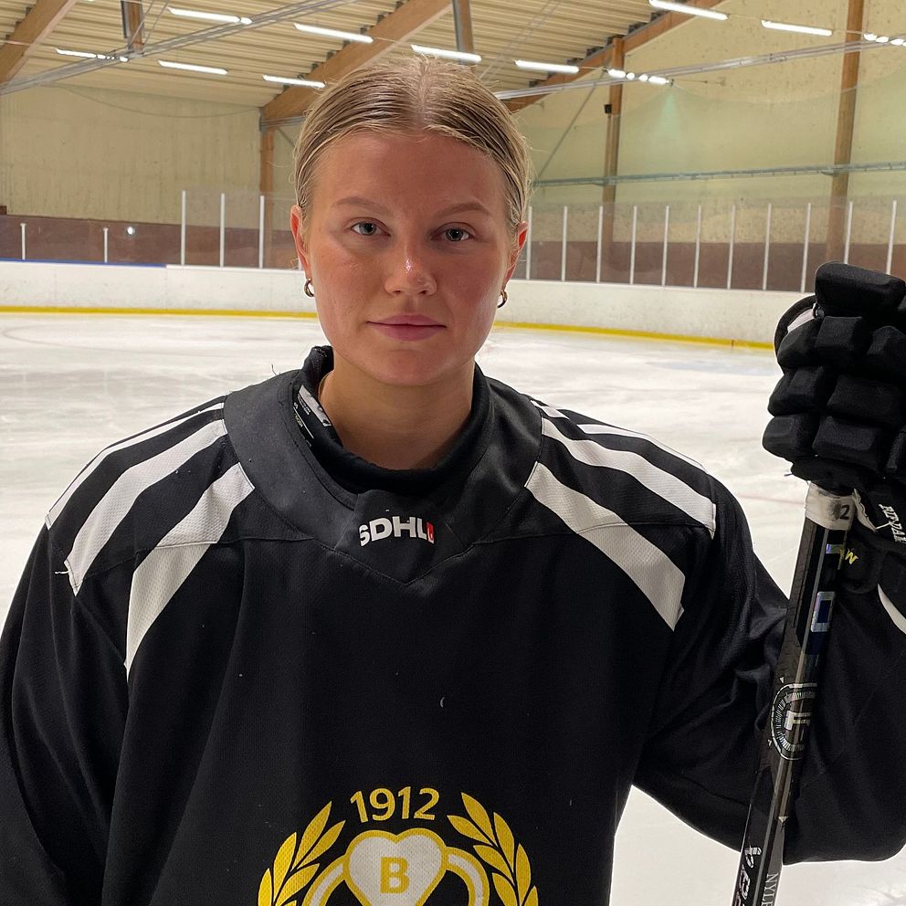 Tjej i Brynäströja i en ishall