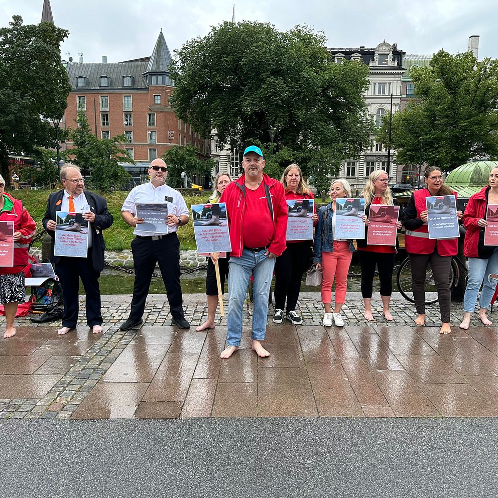 Representanter från fackförbundet Kommunal och busschaufförer manifesterar barfota.