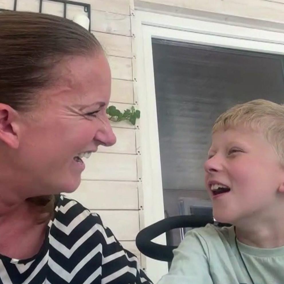 Camilla och Hampus Pohl tittar på varandra och ser glada ut