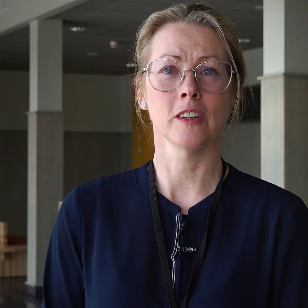 Domaren Vendela Enmarker intervjuas i en korridor om påföljden samhällstjänst och skyddstillsyn.