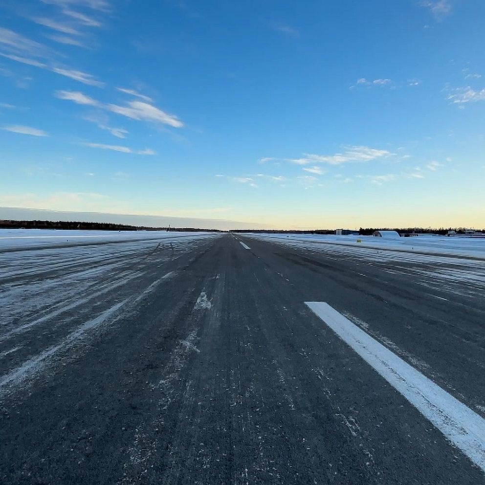 Bild över asfalten på Sundsvall Timrå Airport. Solen skiner.