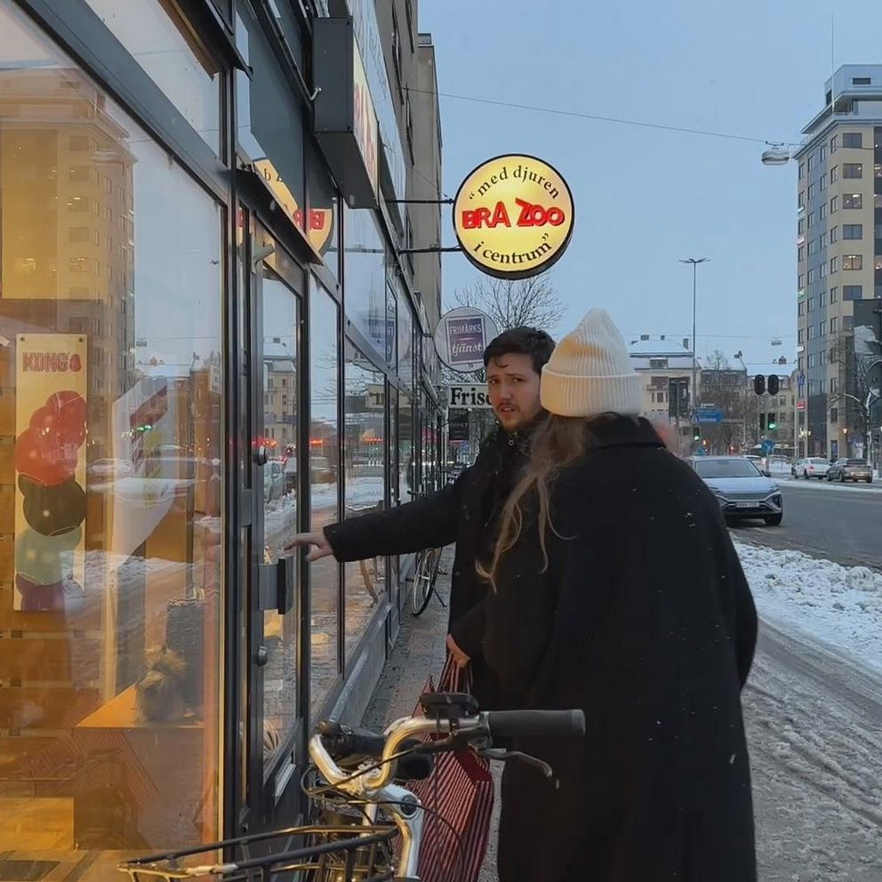 En man och en kvinna är på väg in i en djuraffär i Örebro.
