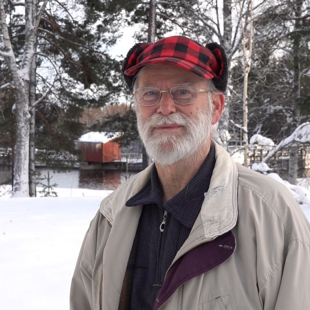 Anders Sundelius står framför en av de dammar som kan komma att rivas för att skapa bättre vattenmiljö i Ljungan