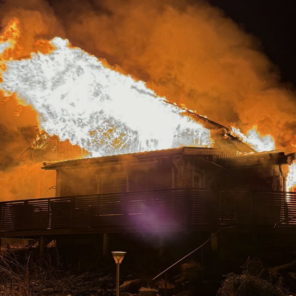 Villa på Värmlandsnäs helt övertänd