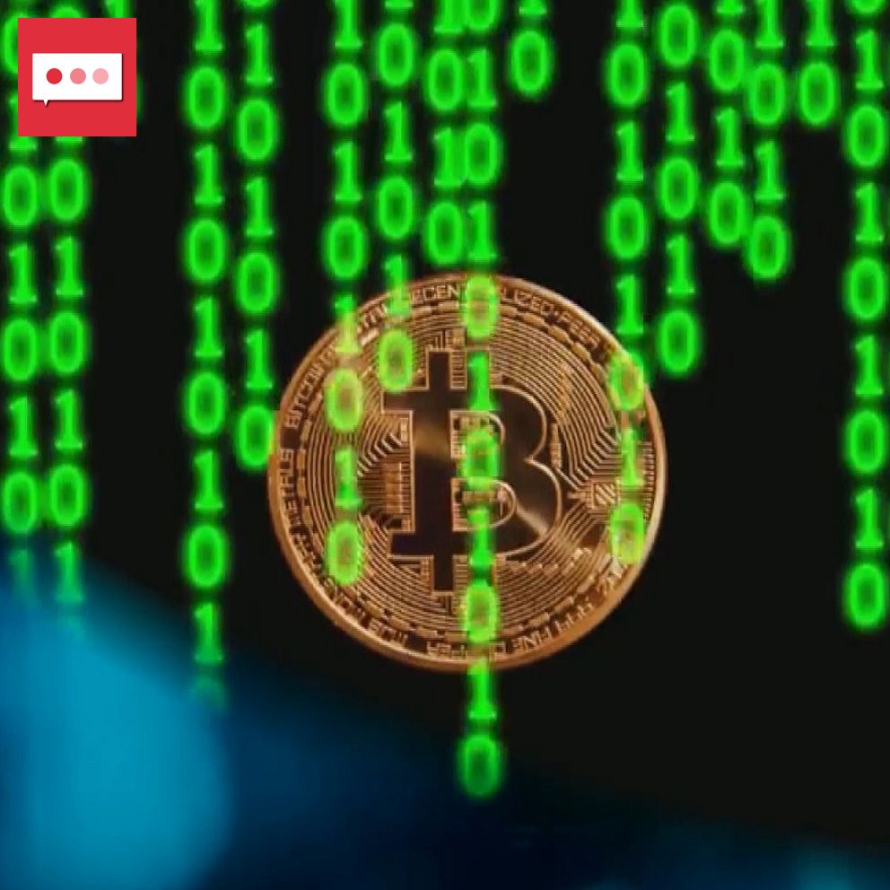 Ett Bitcoin-mynt syns i mitten av bilden, omgiven av nedfallande gröna binära koder, vilket ger ett digitalt och futuristiskt intryck.