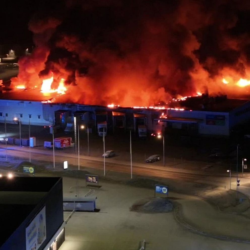 Stor brand i industrilokal i Norrköping, kraftiga lågor slår ut från taket på industrilokalen på Malmgatan