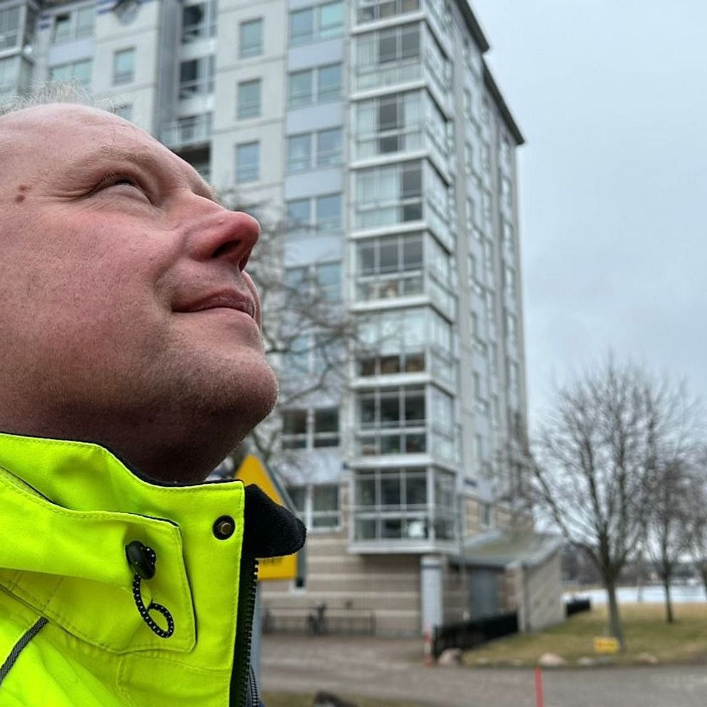 man spanar uppåt