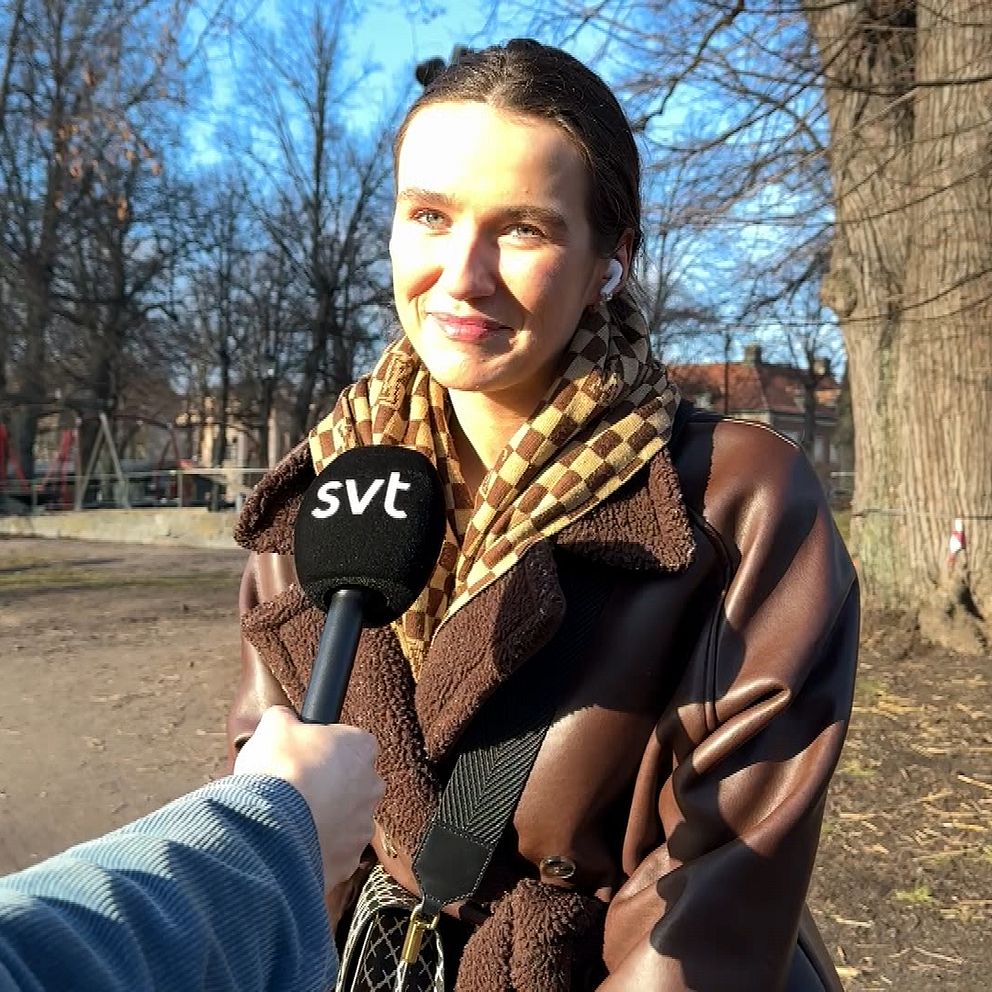 Tjej i brun kappa