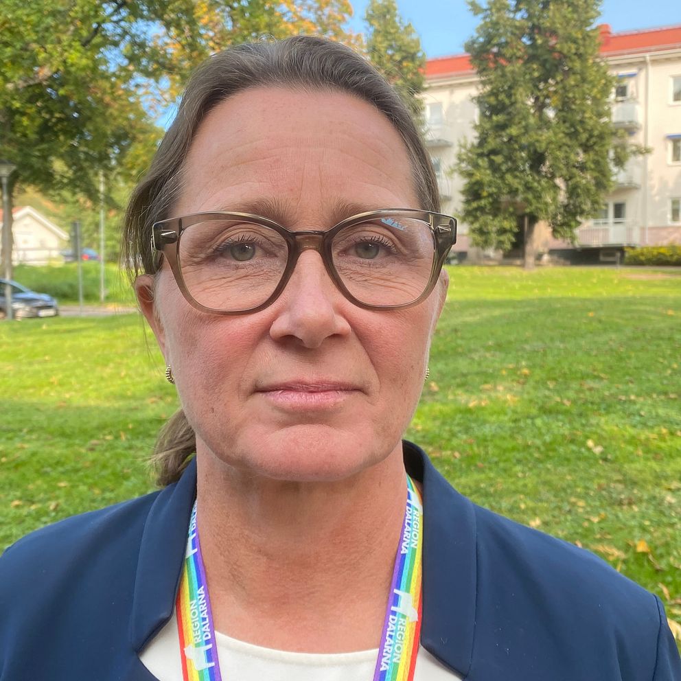 Anna Thörn står på gräsmattan framför regionkontoret
