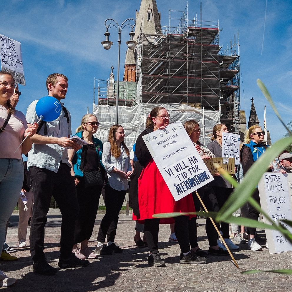Vårdförbundet manifesterar på Stortorget i Örebro.
