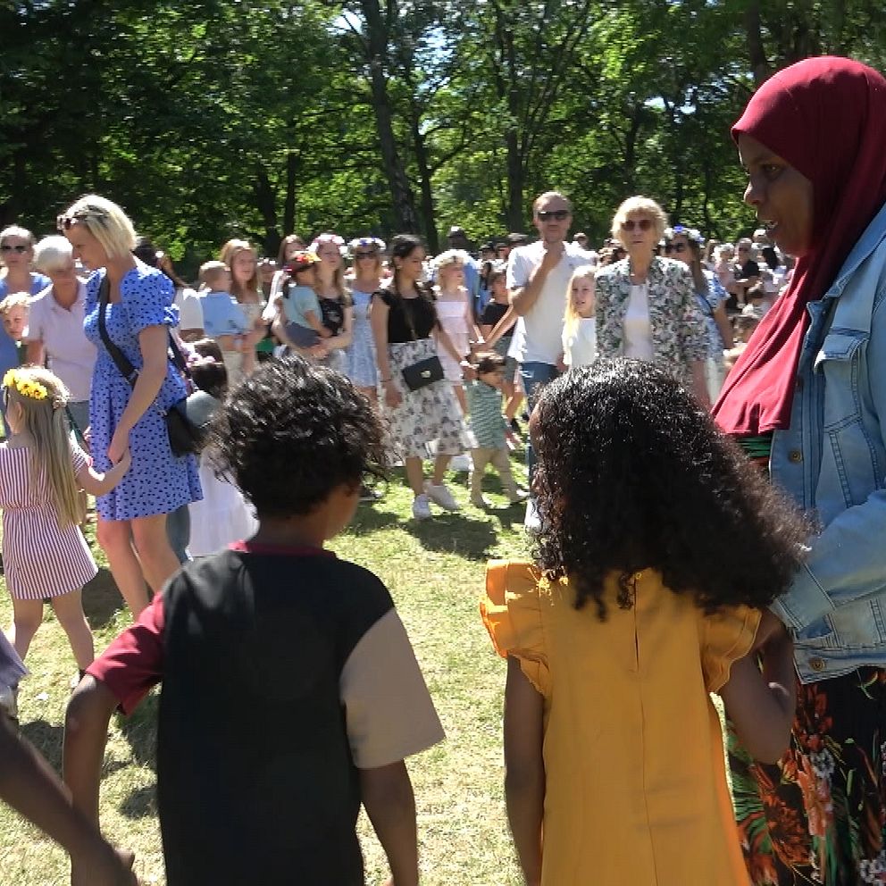 Dans kring midsommarstången i folkparken Norrköping