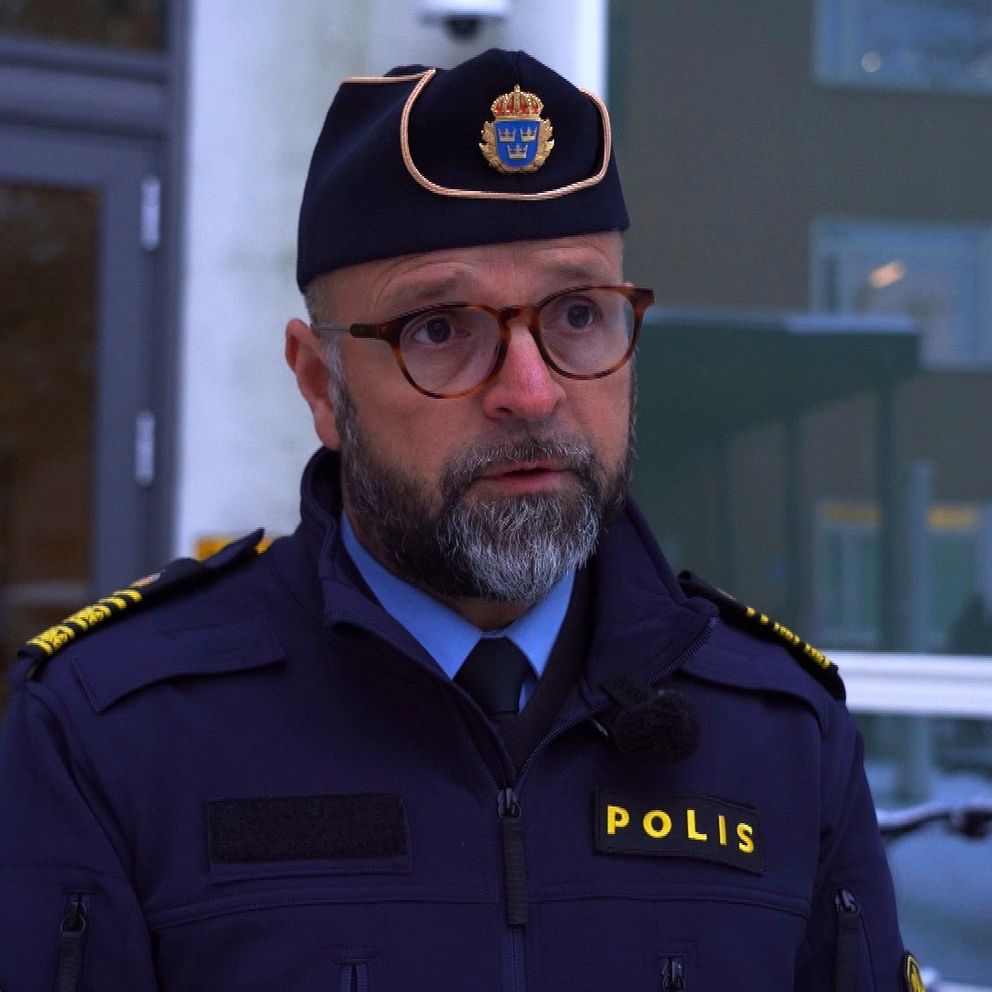 Utredningschef vid polisen i Uppsala står framför kameran.