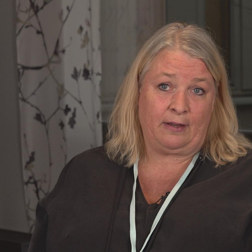 En kvinna som blir intervjuad
