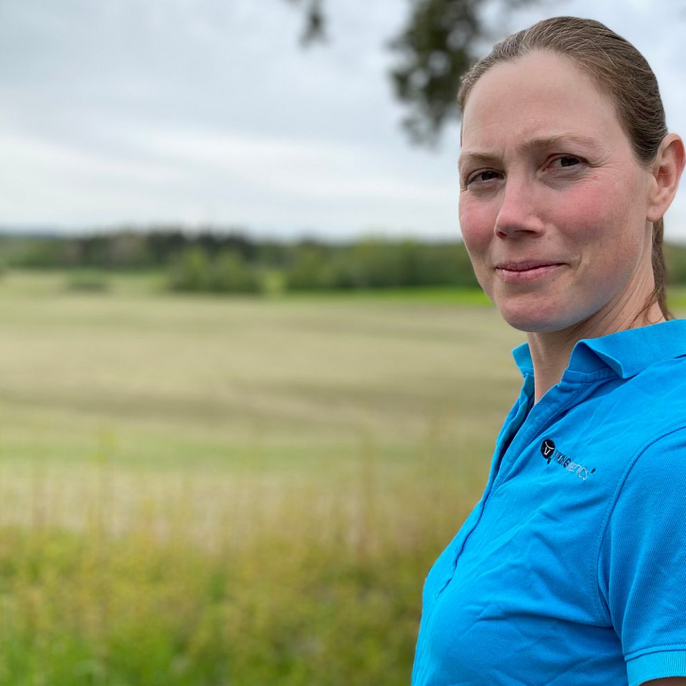 Kajsa Petersson står vid åkermark i Horndal, orolig för Googles etablering.