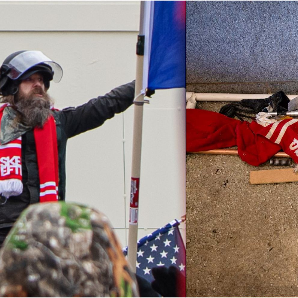Bilden är delad i två sektioner. På den vänstra sidan syns en person iförd militärhjälm, röd halsduk och mörka kläder stående bland en folkmassa och håller upp en amerikansk flagga. På den högra sidan ligger en hög med föremål på marken, inklusive en röd jacka, en vit megafon och en hoprullad tidning.
