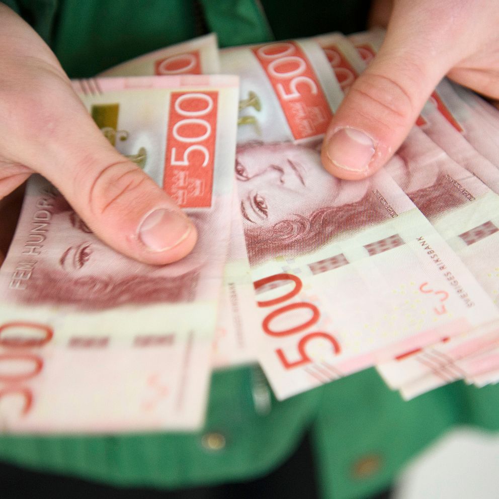 Polisen Mikael Ahrtzing visar en äkta 500-kronorssedel och säkerhetsdetaljer