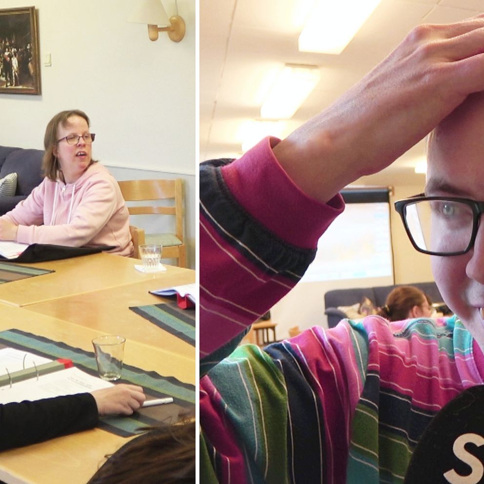 På vänstra bilden syns personer som sitter runt ett träbord, en soffa syns i bakgrunden. På högra bilden syns en man som tar sig i pannan. Han har glasögon och randig tröja.