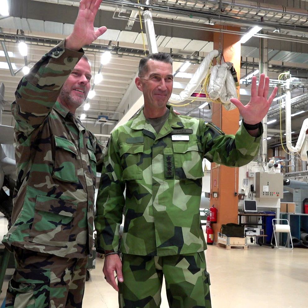 Robert Bauer, ordförande för Natos militärkommitté och ÖB Micael Bydén vinkar tillsammans.