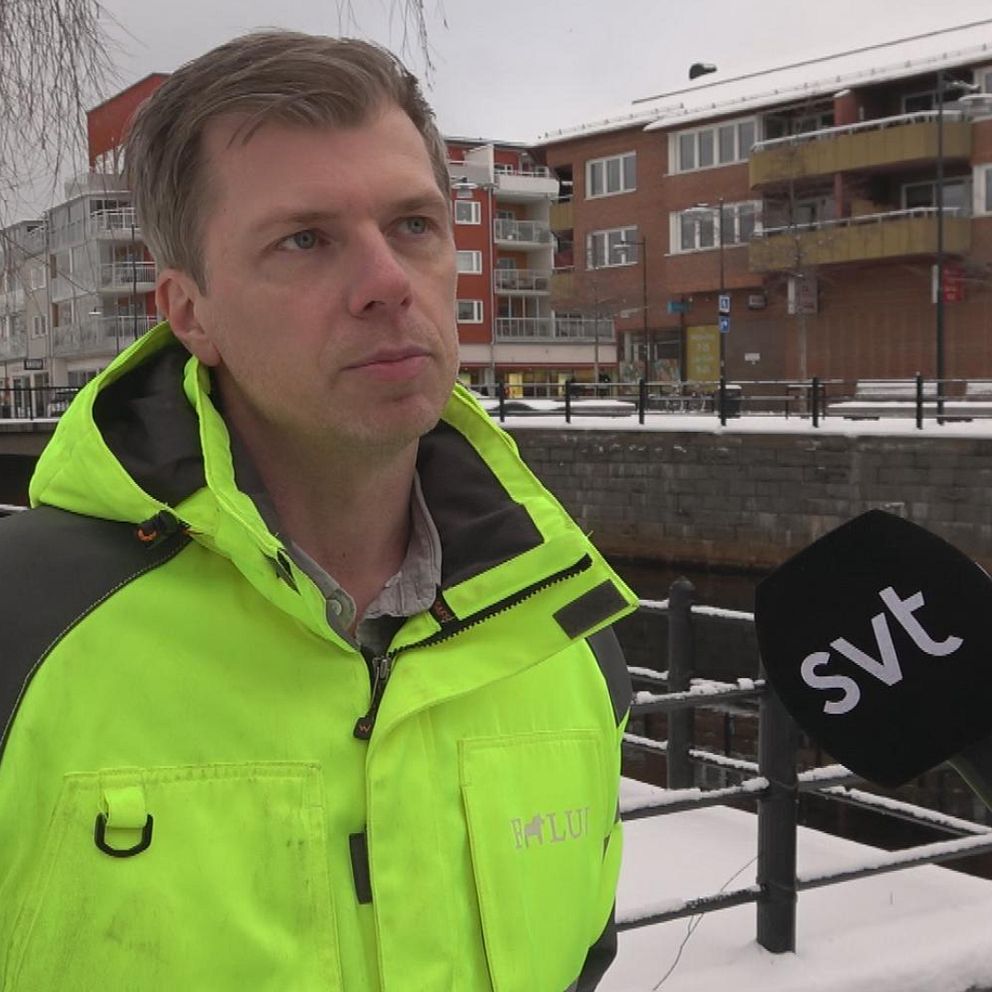 en man i reflexjacka vid faluån