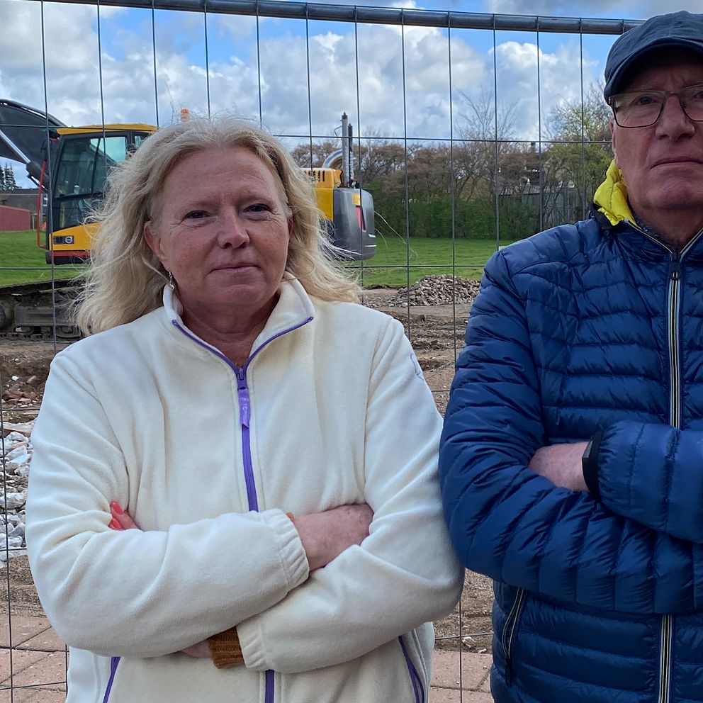Mona Bäcklund och Nils-Inge Ingelström står framför de rivna simbassängerna i Östra Ljungby.