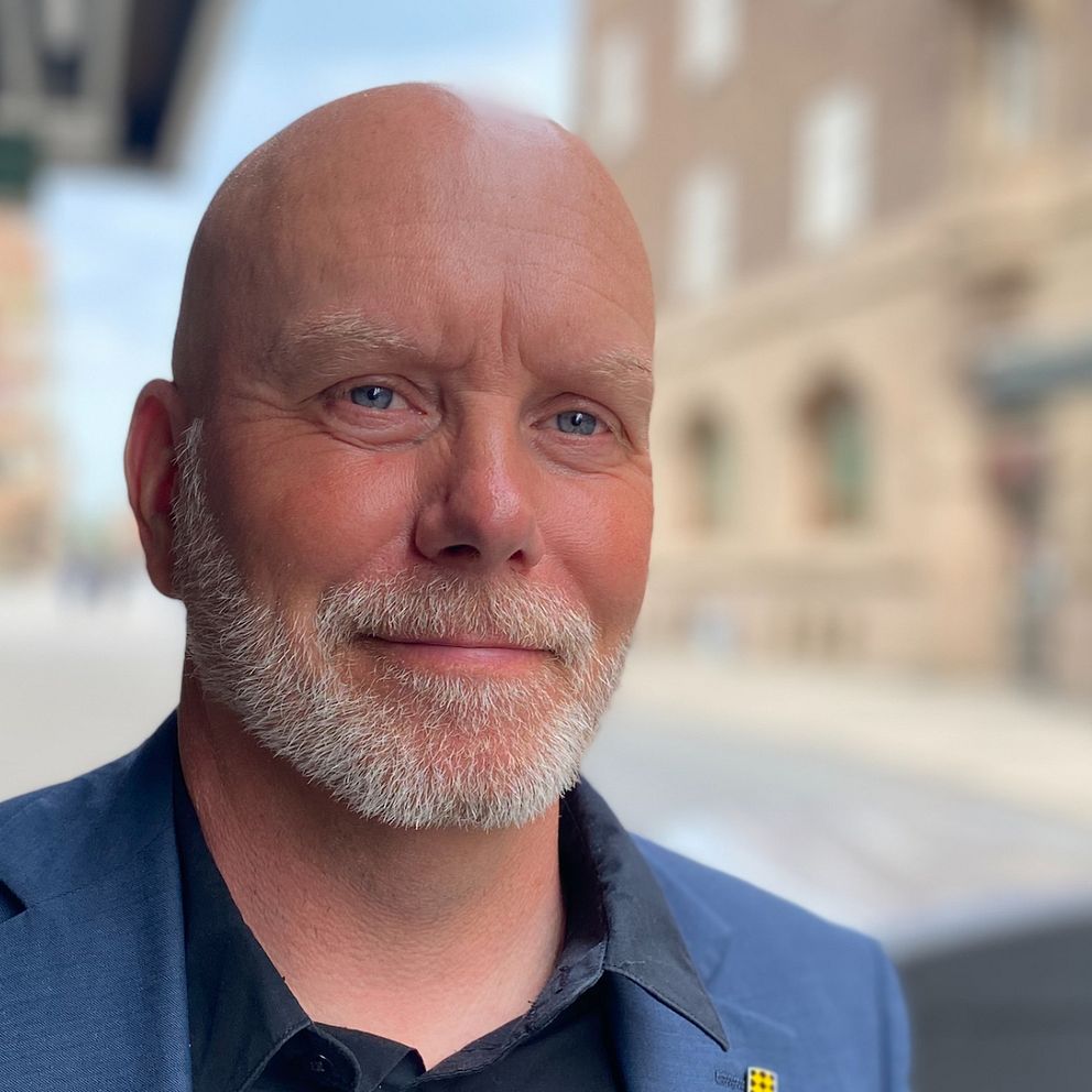 Patrik Wikström på Arbetsförmedlingen fotograferad i porträtt i stadsmiljö.