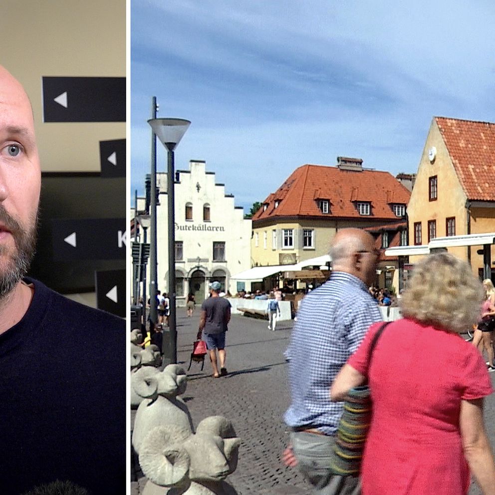 Erik Öhrn från GFB tittar in i bild. en äldre man och en kvinna går tillsammans på stora torget i Visby.