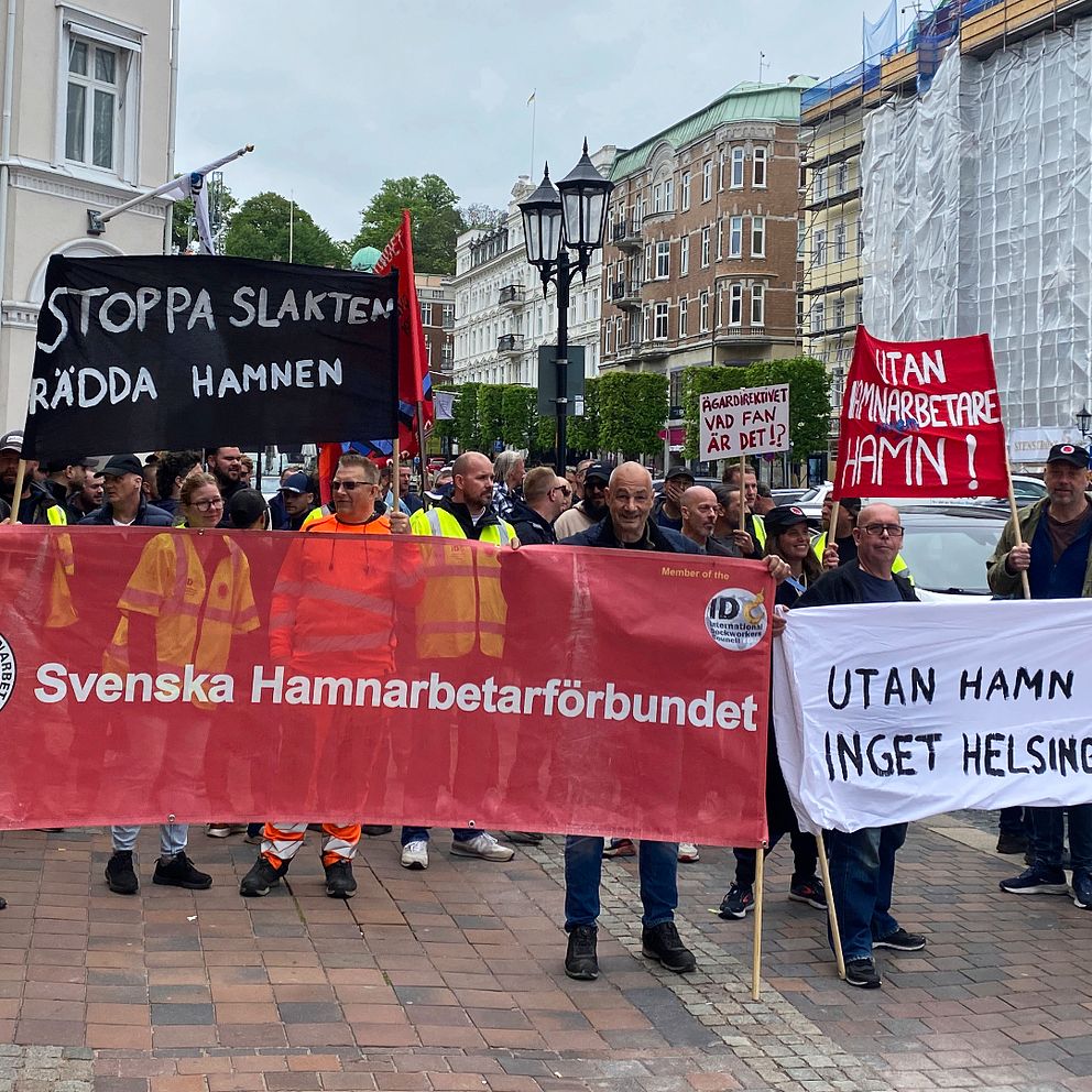 Hamnarbetarförbundet ställde sig utanför rådhuset för att demonstrera mot att var femte medarbetare i Helsingborgs hamn varslas. Se mer i klippet ovan.