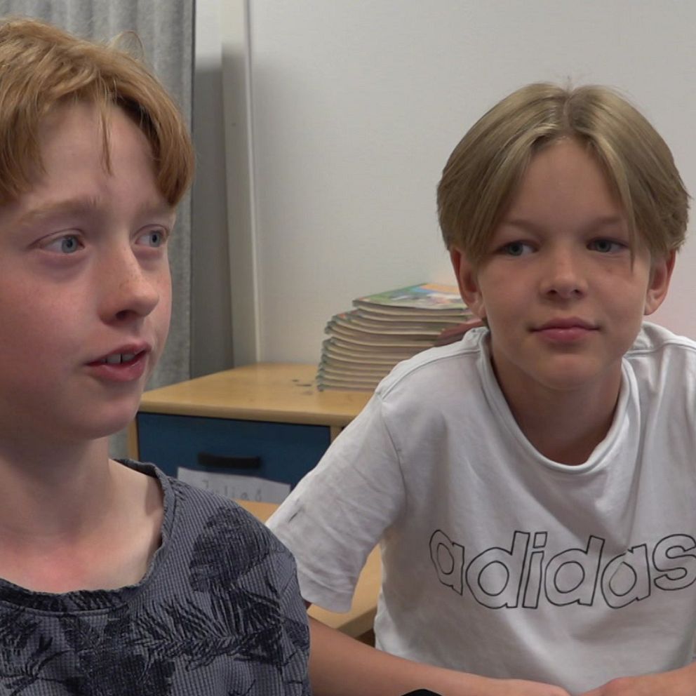 två pojkar i ett klassrum