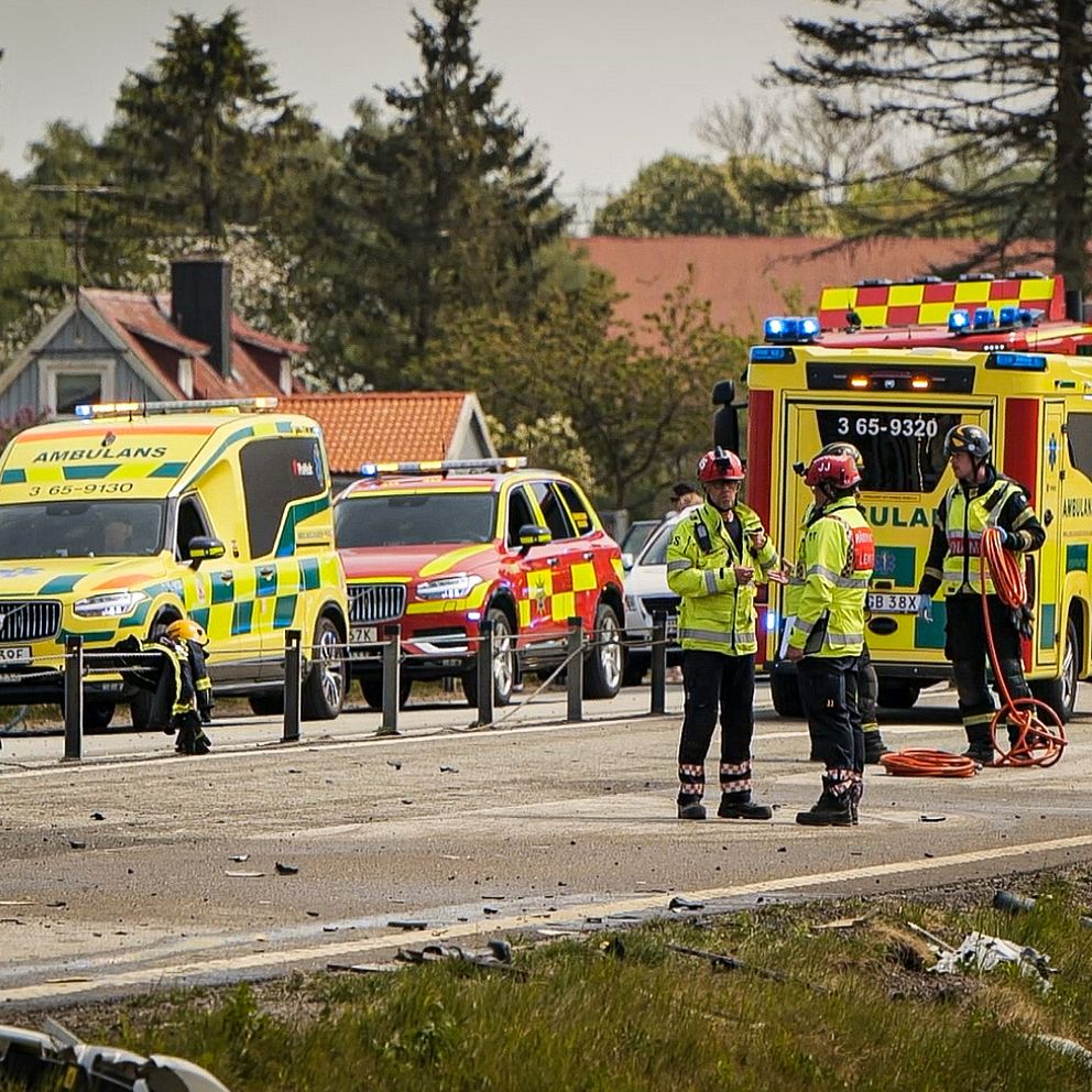 Ambulanser och räddningstjänst på väg 21 utanför Önnestad efter allvarlig trafikolycka.