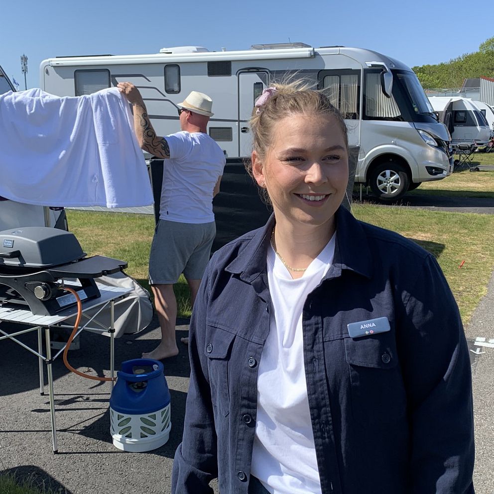 Ung tjej med uppsatt hår på ett campingområde.